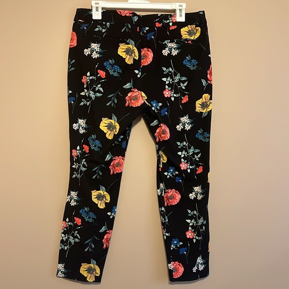 Old Navy Pixie Mid Rise - women’s cropped pants - cute floral design-runs small - Picture 4 of 4